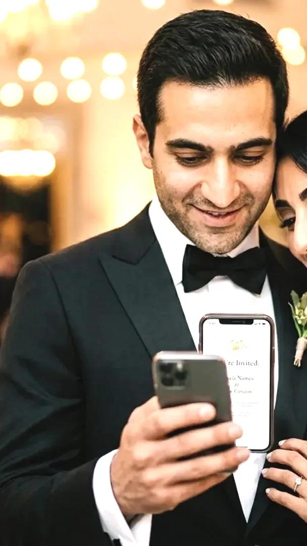 العريس يرسل الدعوات عبر واتساب إلى الضيوف